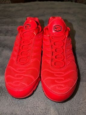 Nike women’s  Red Mesh Lace-Up Sneakers excellent condition size 8